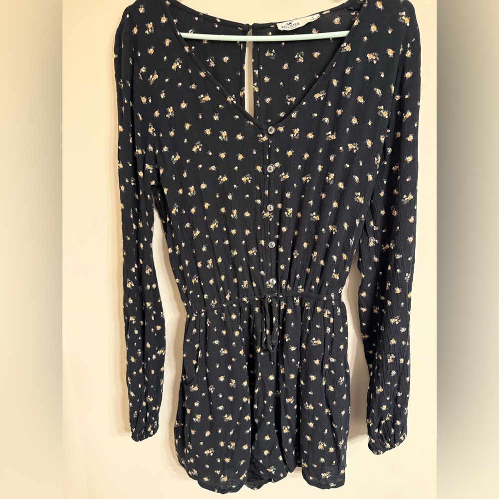 ⭐️ 3/$20 Hollister Black Floral Romper size small
